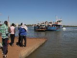 De pont over de Gambia rivier; 5 uur wachttijd...